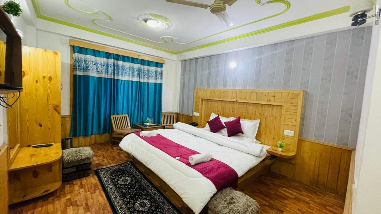 Hotel Hilltop At Mall Road Manali With Open Terrace Ngoại thất bức ảnh