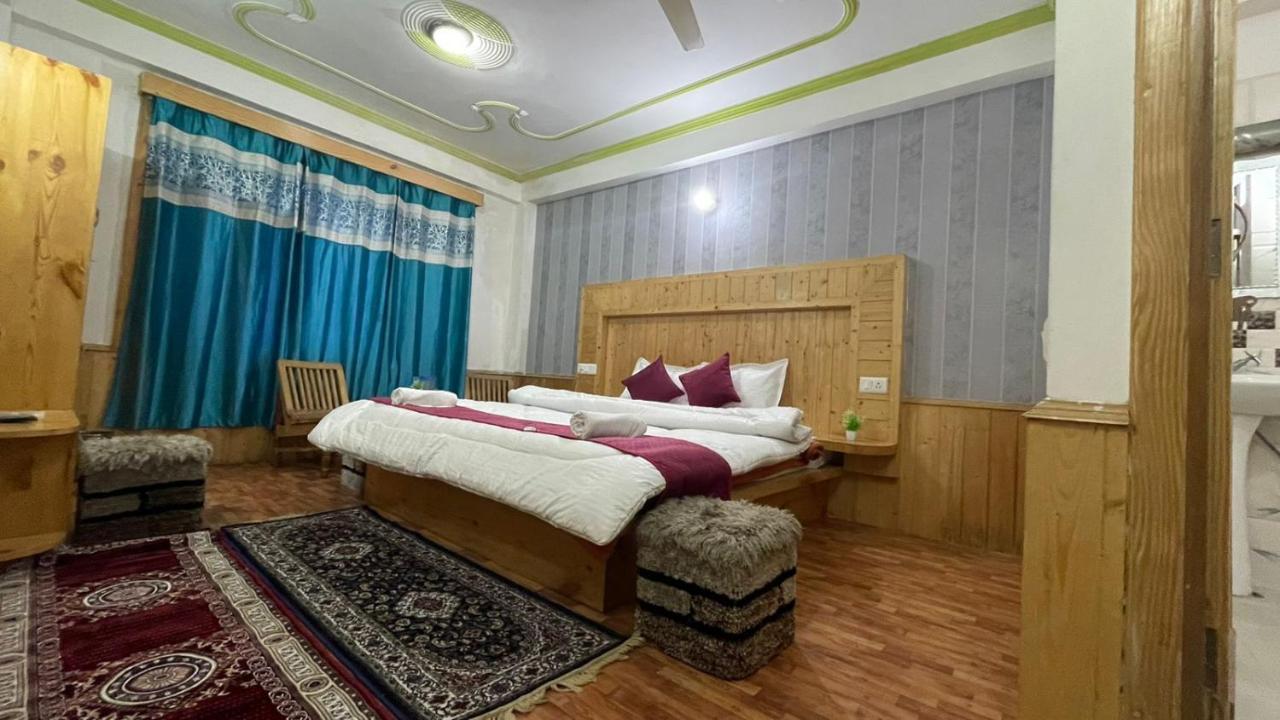 Hotel Hilltop At Mall Road Manali With Open Terrace Ngoại thất bức ảnh