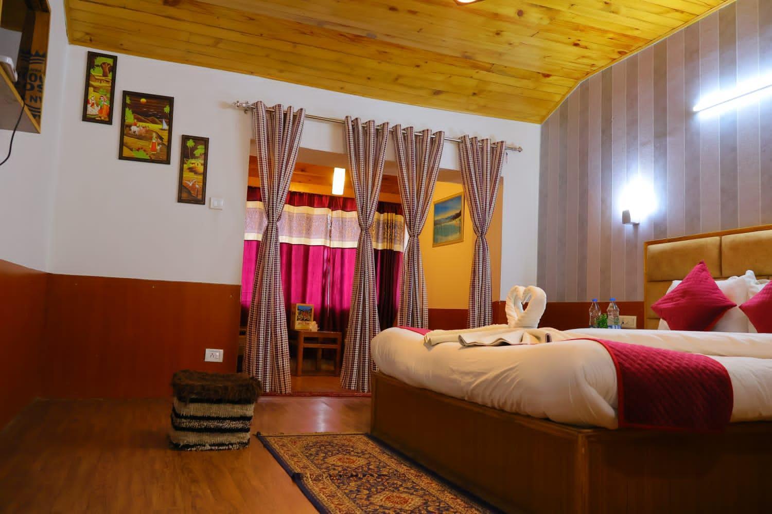 Hotel Hilltop At Mall Road Manali With Open Terrace Ngoại thất bức ảnh